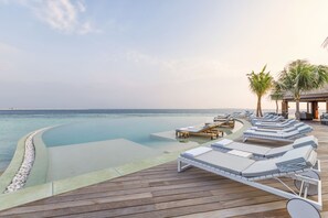 Outdoor pool, pool umbrellas, sun loungers