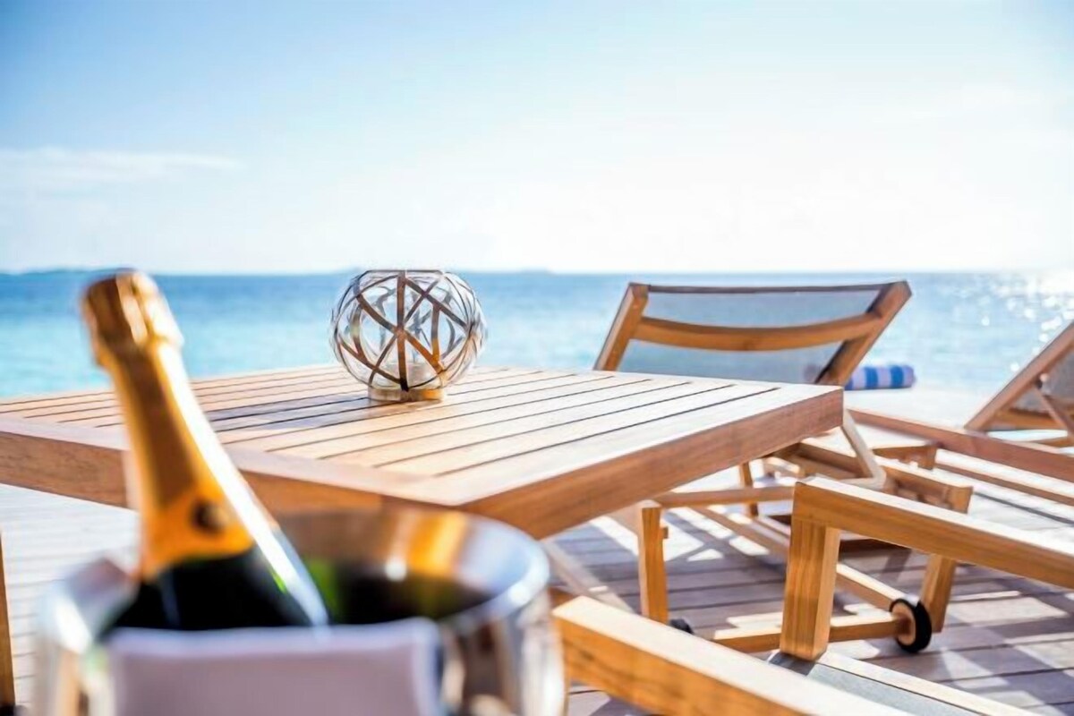 Outdoor dining | 3 restaurants; breakfast, lunch and dinner served 