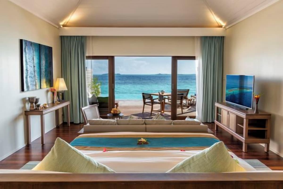 Luxe beddengoed, een minibar, een kluis op de kamer, een bureau