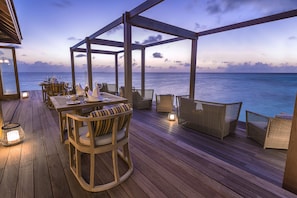 3 restaurants, breakfast, lunch, dinner served; international cuisine