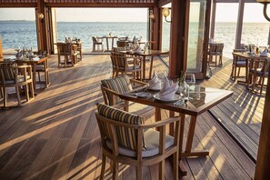 3 restaurants, breakfast and lunch served, international cuisine