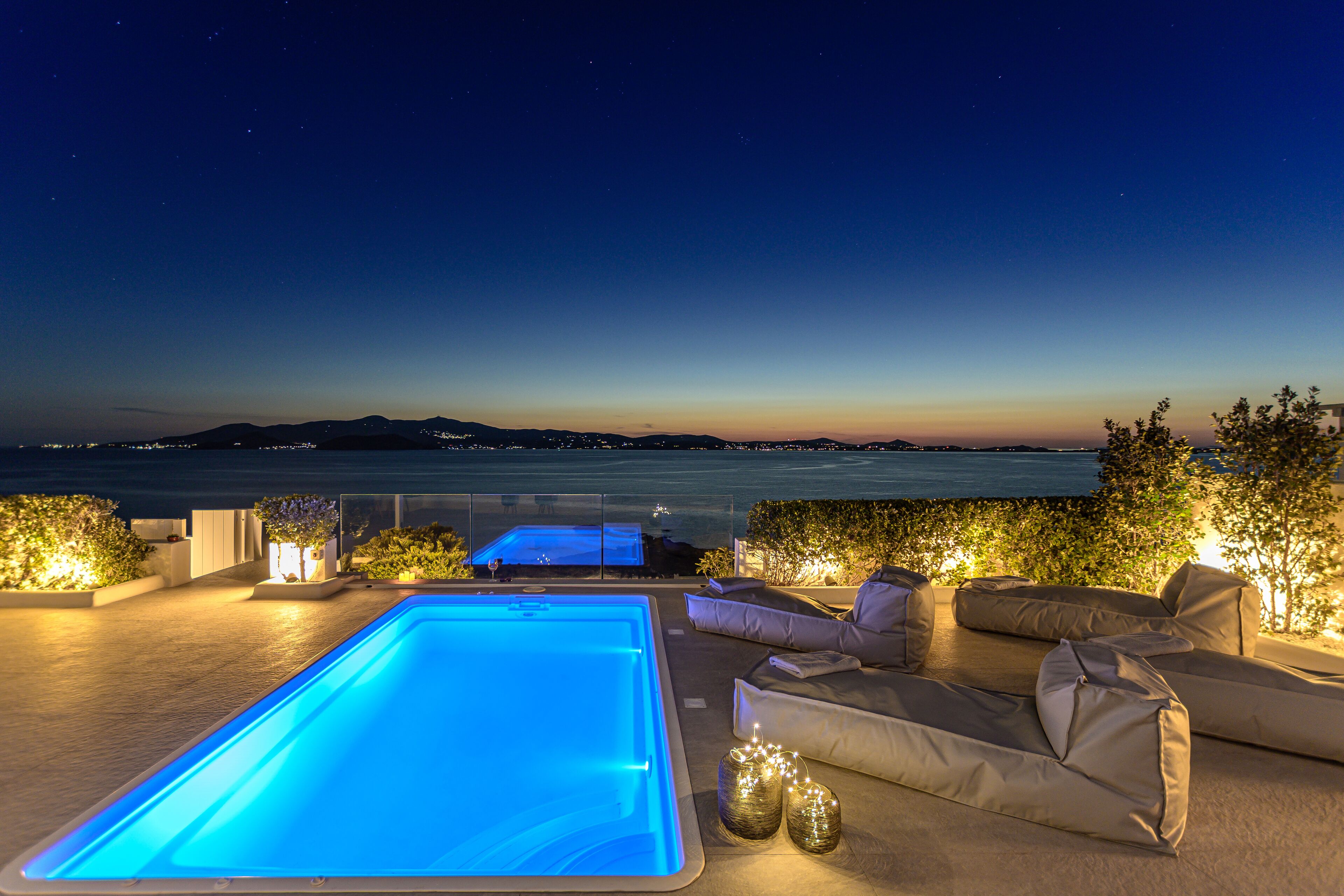 Alberca al aire libre por temporada y camastros 