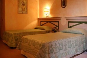 In-room safe, desk, free cots/infant beds, free WiFi - Hotel Fertilia (Alghero)