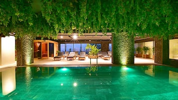 حمّام سباحة خارجي، مظلات على حمّام السباحة، مقاعد للتشمس