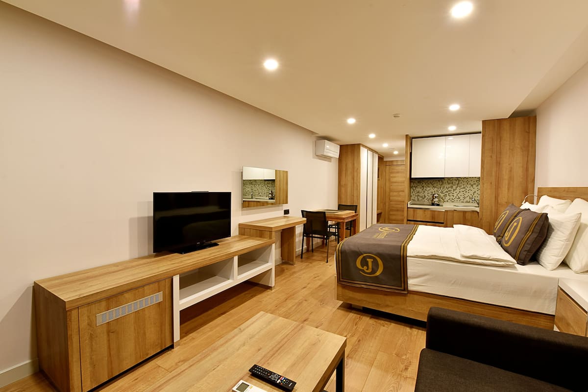 1 Schlafzimmer, hochwertige Bettwaren, Zimmersafe, Schreibtisch