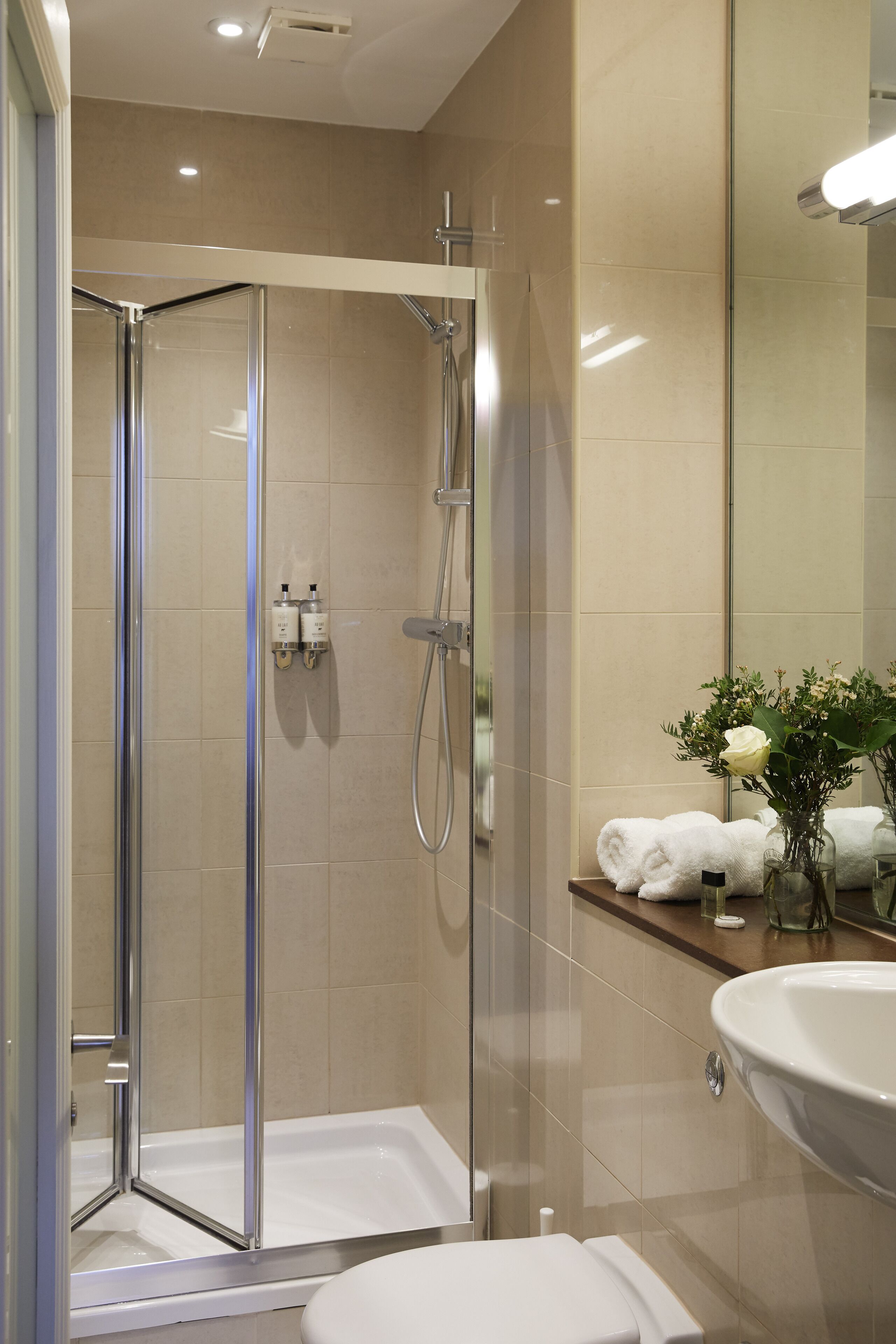 Bathtub, rainfall showerhead, free toiletries, hair dryer