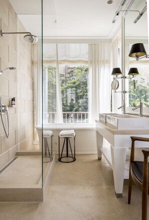 Douche, articles de toilette de luxe, sèche-cheveux, peignoirs
