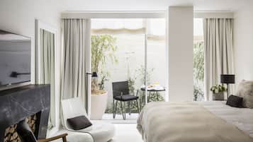 Deluxe Room | Living area | Flat-screen TV, pay movies