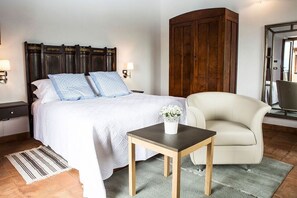 Double Room Ensuite with Shower (Belmonte) | Roupas de cama de algodão egípcio, edredons de pluma, cofres nos quartos