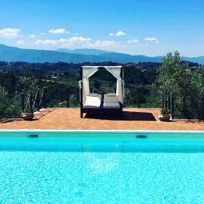Piscine extérieure, piscine chauffée, chaises longues