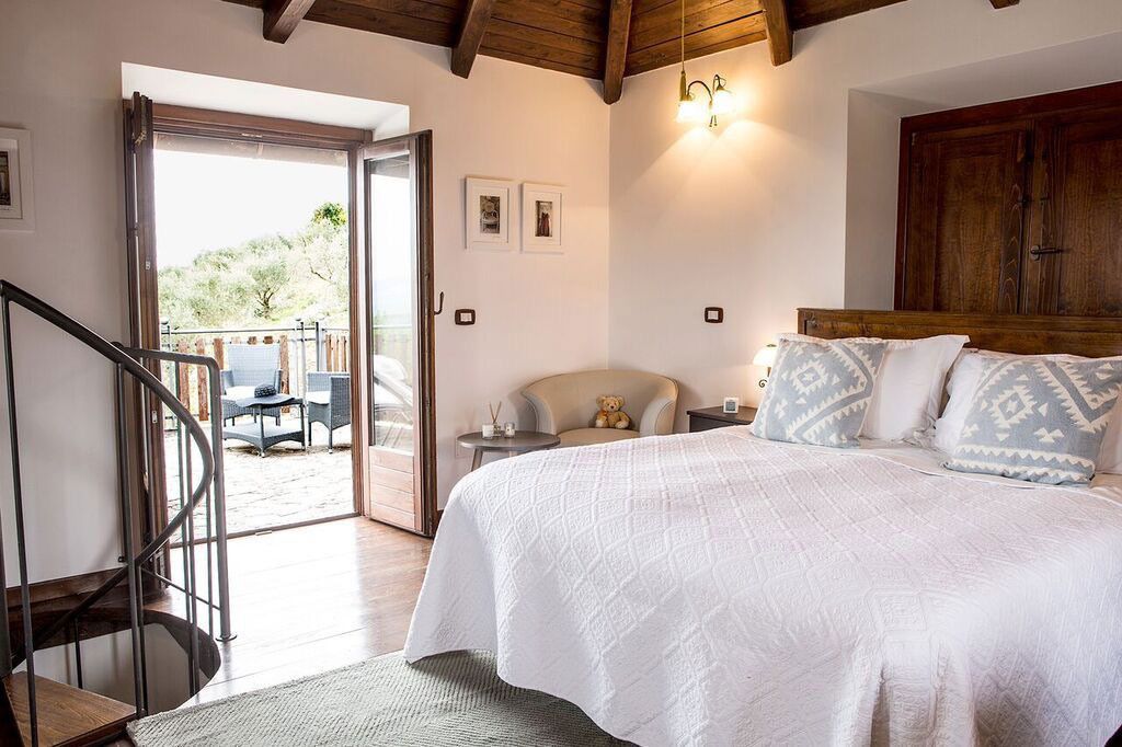 Double Room Ensuite with Shower (Bella Vista) | Egyptian cotton sheets, down comforters, in-room safe