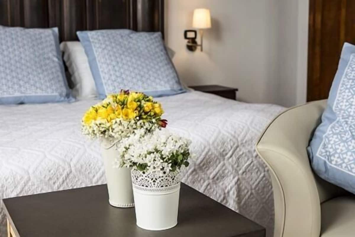 Double Room Ensuite with Shower (Belmonte) | Cadar kapas Mesir, gebar bulu kapas, peti besi dalam bilik