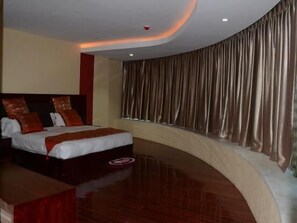 Standardrum (King) | Värdeförvaringsskåp på rummet, skrivbord och strykjärn/strykbräda