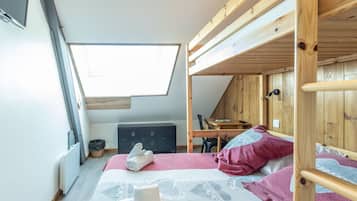 Family Triple Room, Ensuite, Mountain View (Chambre 6 (3 pers)) | Free cribs/infant beds, free WiFi