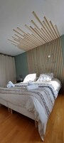 Quarto quádruplo clássico, suíte, vista para a montanha (Chambre 9 (2 pers)) | Berços grátis, Wi-Fi de cortesia