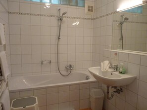 Gratis toiletartikelen, een haardroger, handdoeken