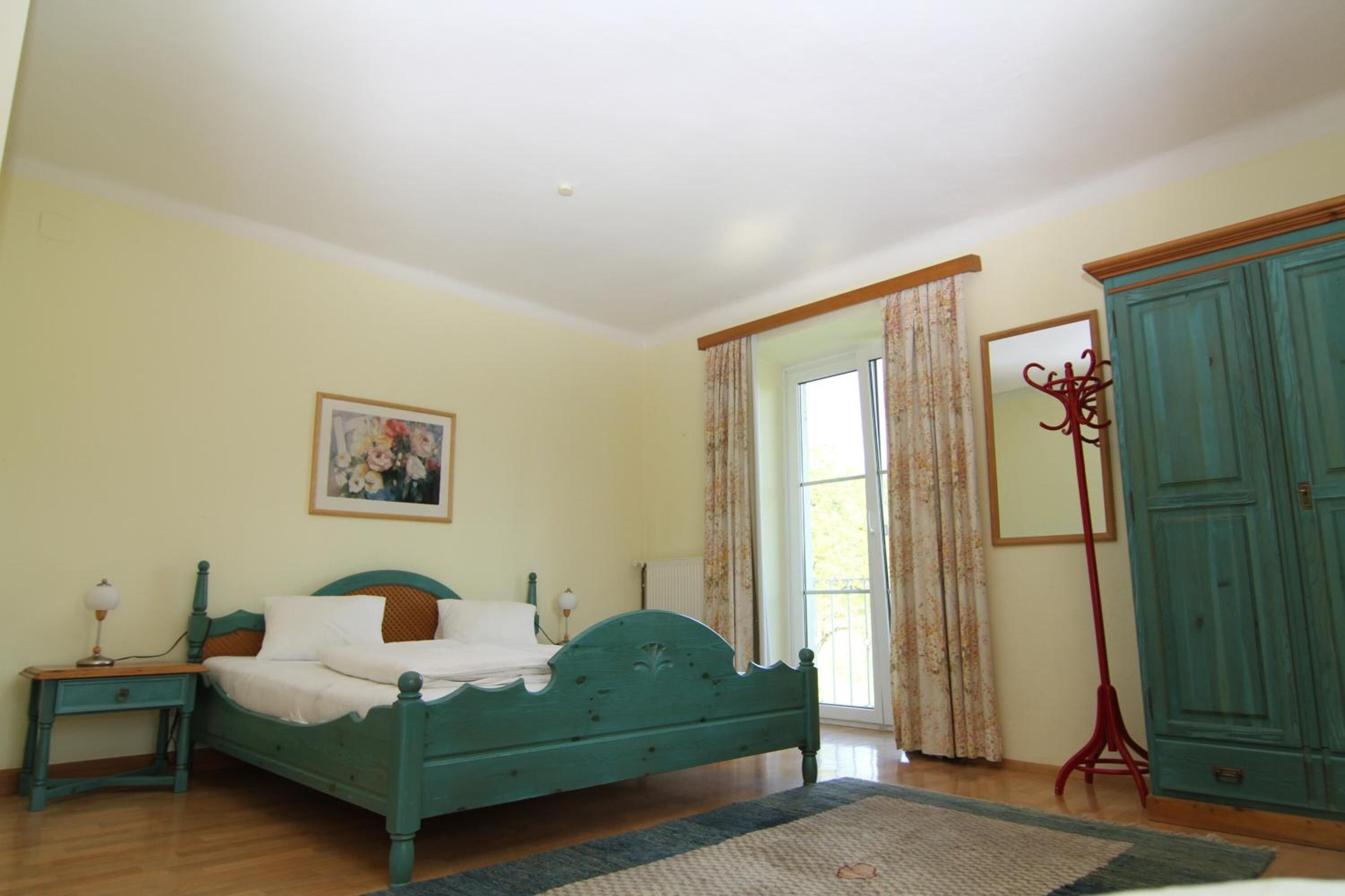 1 bedroom, desk, bed sheets