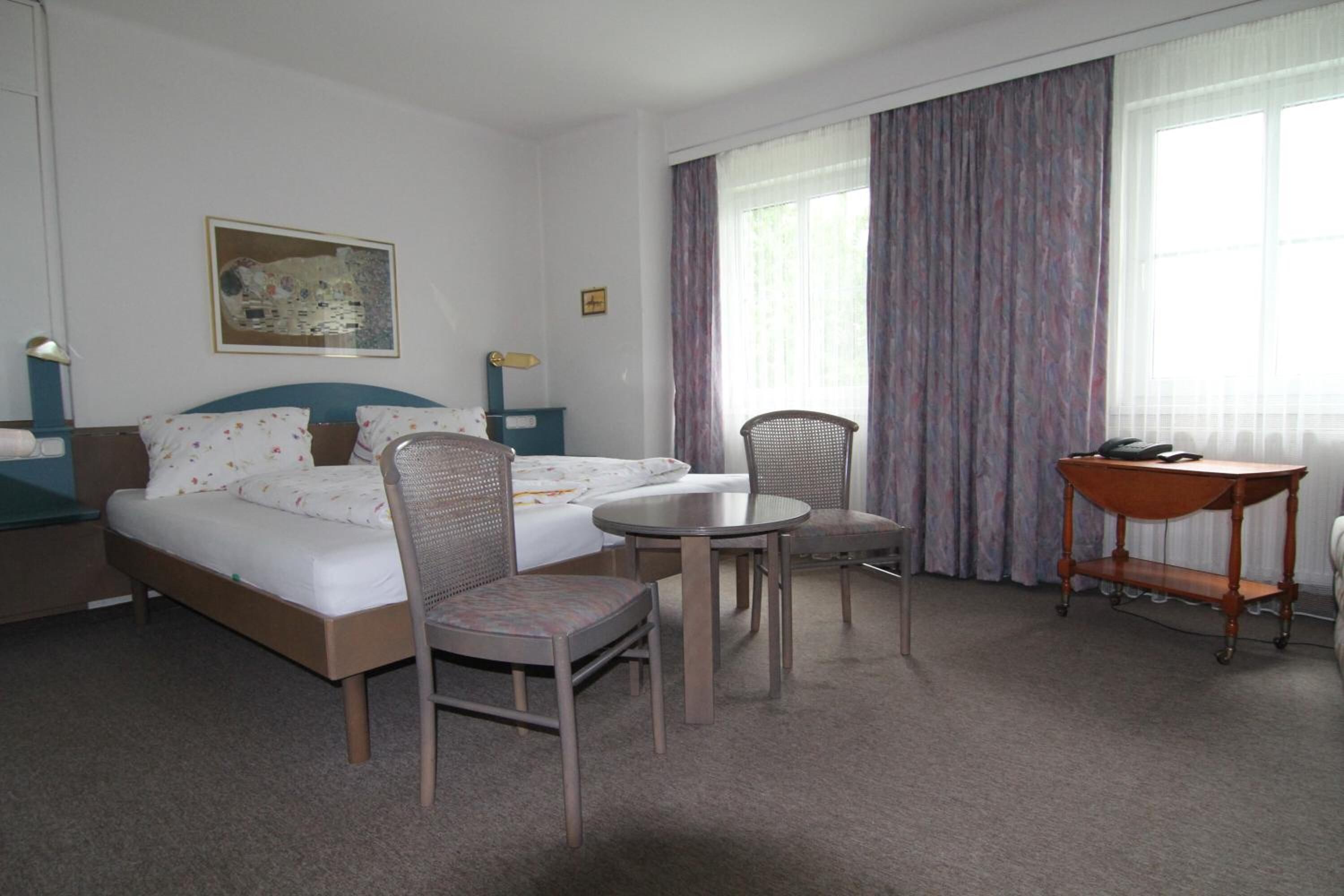 1 bedroom, desk, bed sheets