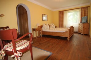 Desk, bed sheets - Landhaus Strussnighof (Poertschach am Woerthersee)