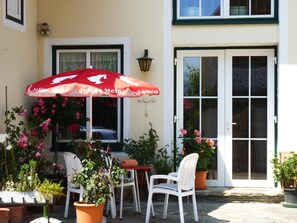 Outdoor dining - Landhaus Strussnighof (Poertschach am Woerthersee)