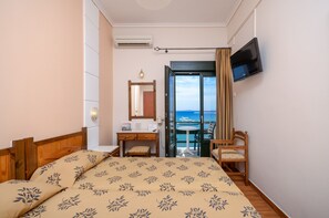 Standaard Twin kamer (Port View) | Donsdekens, een bureau, een strijkplank/strijkijzer, gratis wifi