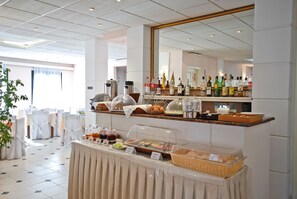 Dagelijks ontbijtbuffet (EUR 10 per persoon)
