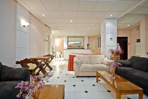 Lobby sitting area - Coronis Hotel (Naxos)
