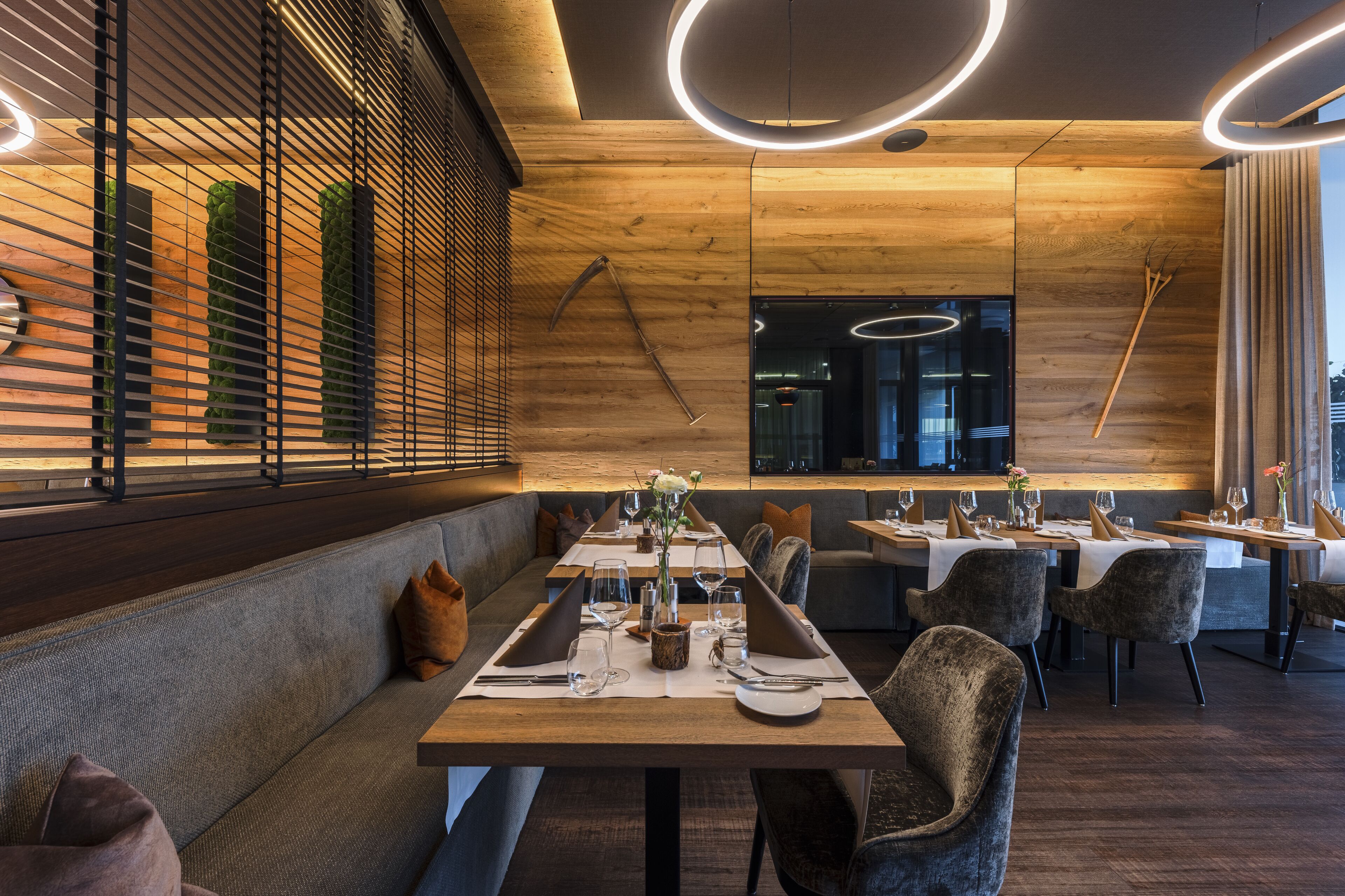 2 restaurants, dinner served, regional cuisine