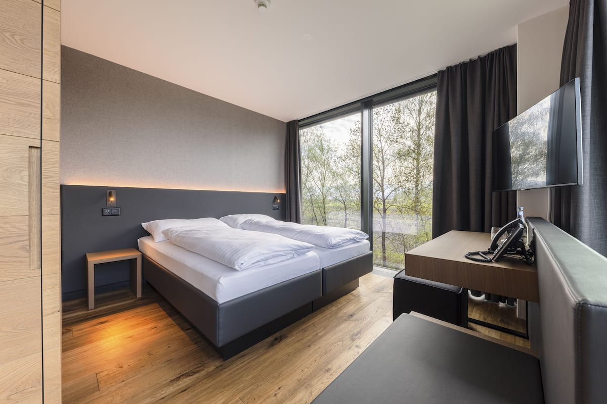 Superior kamer, 1 tweepersoonsbed, privébadkamer, uitzicht op bergen | 1 slaapkamer, luxe beddengoed, een kluis op de kamer, een bureau