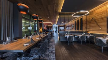 2 restaurants, dinner served, Regional cuisine