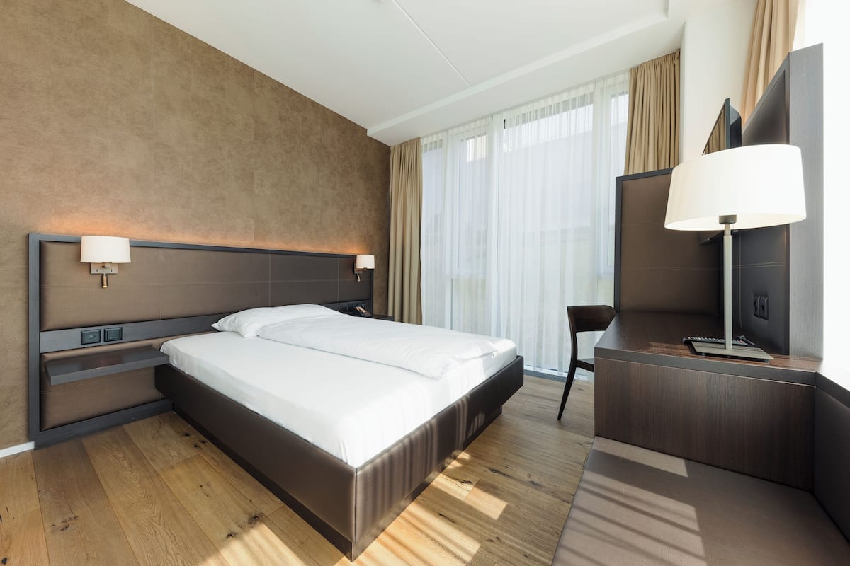 Standaard tweepersoonskamer, 1 queensize bed | 1 slaapkamer, luxe beddengoed, een kluis op de kamer, een bureau