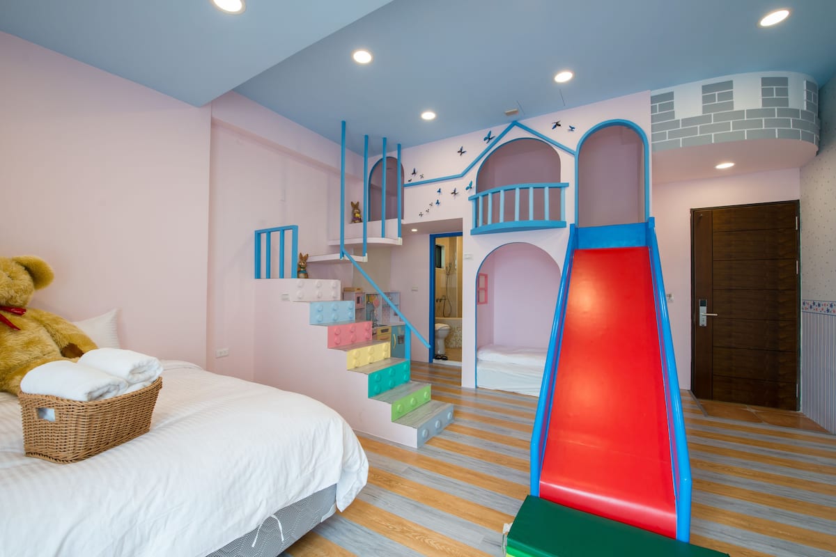 Deluxe driepersoonskamer, balkon | Luxe beddengoed, individueel gedecoreerd, verduisterende gordijnen