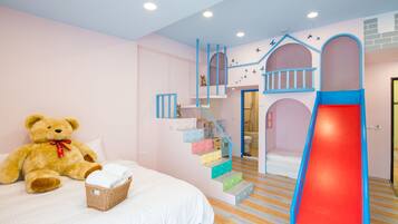 Deluxe-Dreibettzimmer, Balkon | Hochwertige Bettwaren, individuell dekoriert, Verdunkelungsvorhänge