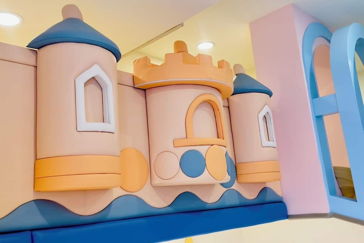 Kamar Triple Deluks, balkon | Seprai premium, didekorasi berbeda-beda, dan tirai kedap cahaya