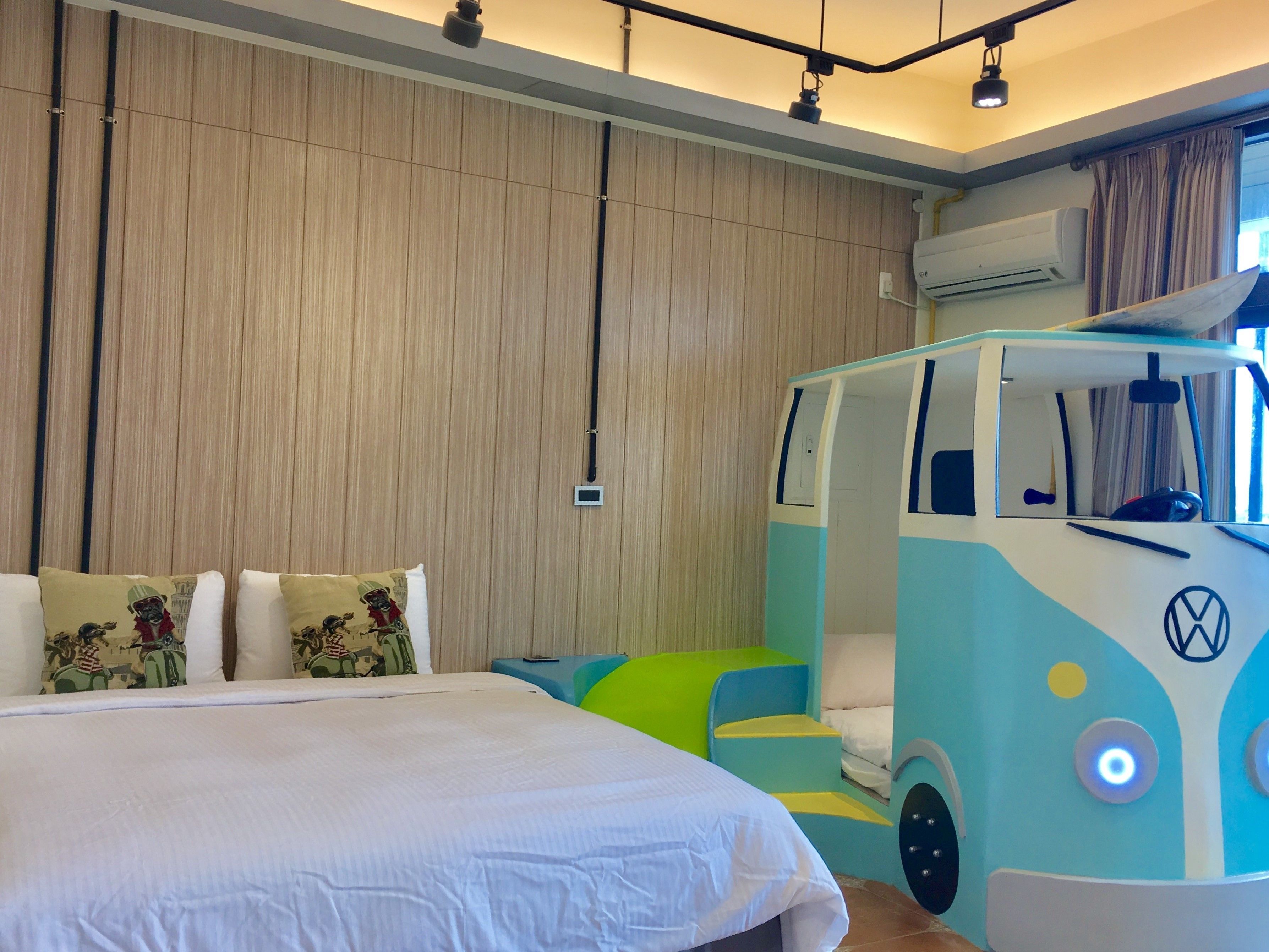 Quarto triplo família, 2 camas de solteiro, sacada | Roupas de cama premium, individualmente decorados, cortinas blackout