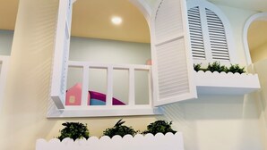 أغطية فراش متميزة وستائر تعتيم وتجهيزات عازلة للصوت وواي فاي مجانًا