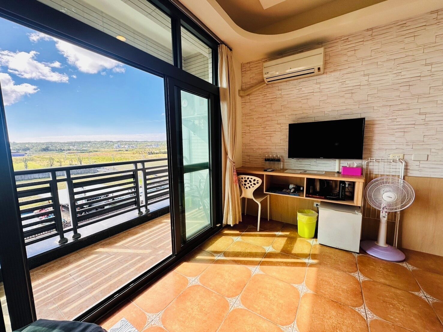 标准四人房, 阳台 | 高档床上用品、特色装修、遮光窗帘、隔音