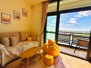 Honeymoon Double Room, Balcony | Premium bedding, individually decorated, blackout drapes, soundproofing - Sunshine B&B (Hengchun)