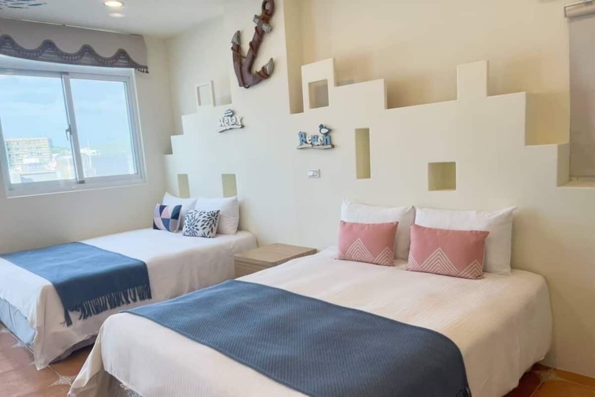 Kamar Quadruple Standar, balkon | Seprai premium, didekorasi berbeda-beda, dan tirai kedap cahaya