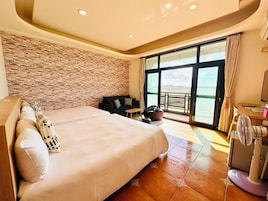 Quarto quádruplo standard, sacada | Roupas de cama premium, individualmente decorados, cortinas blackout