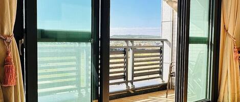 Neljän hengen standard-huone, parveke | Ylelliset vuodevaatteet, yksilöllisesti sisustettu, pimennysverhot