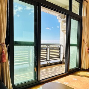 Phòng 4 Tiêu chuẩn, ban công | Bộ đồ giường cao cấp, trang trí khác biệt, màn/rèm cản sáng