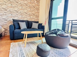 Quarto quádruplo standard, sacada | Roupas de cama premium, individualmente decorados, cortinas blackout