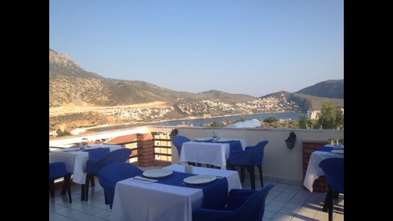 breakfast, lunch and dinner served