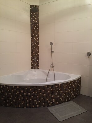 Apartment, Kitchen | Bathroom | Combined shower/tub, rainfall showerhead, free toiletries, hair dryer - Luxus Ferienapartment “ Im Feldle „ (Kirchheim am Ries)