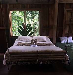 Eenvoudige driepersoonskamer, uitzicht op de binnenplaats | Gratis wifi, beddengoed