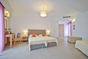 Quadruple Room | In-room safe, desk, soundproofing, iron/ironing board - Xenia Hotel (Naxos)
