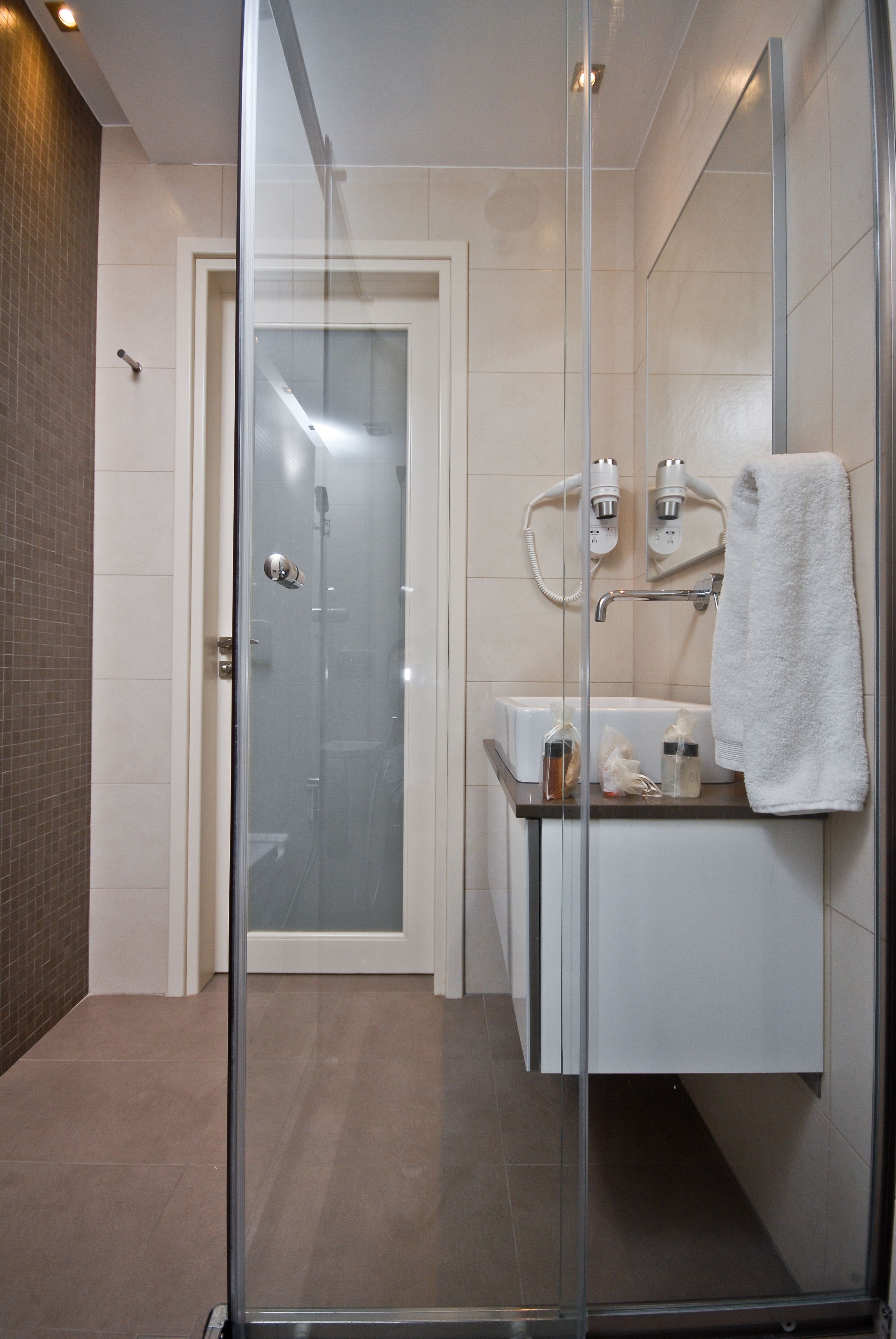 triple room | bathroom | shower, hydromassage showerhead, free toiletries, hair dryer