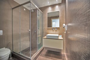 Douche, pomme de douche hydromassante, articles de toilette (gratuits)