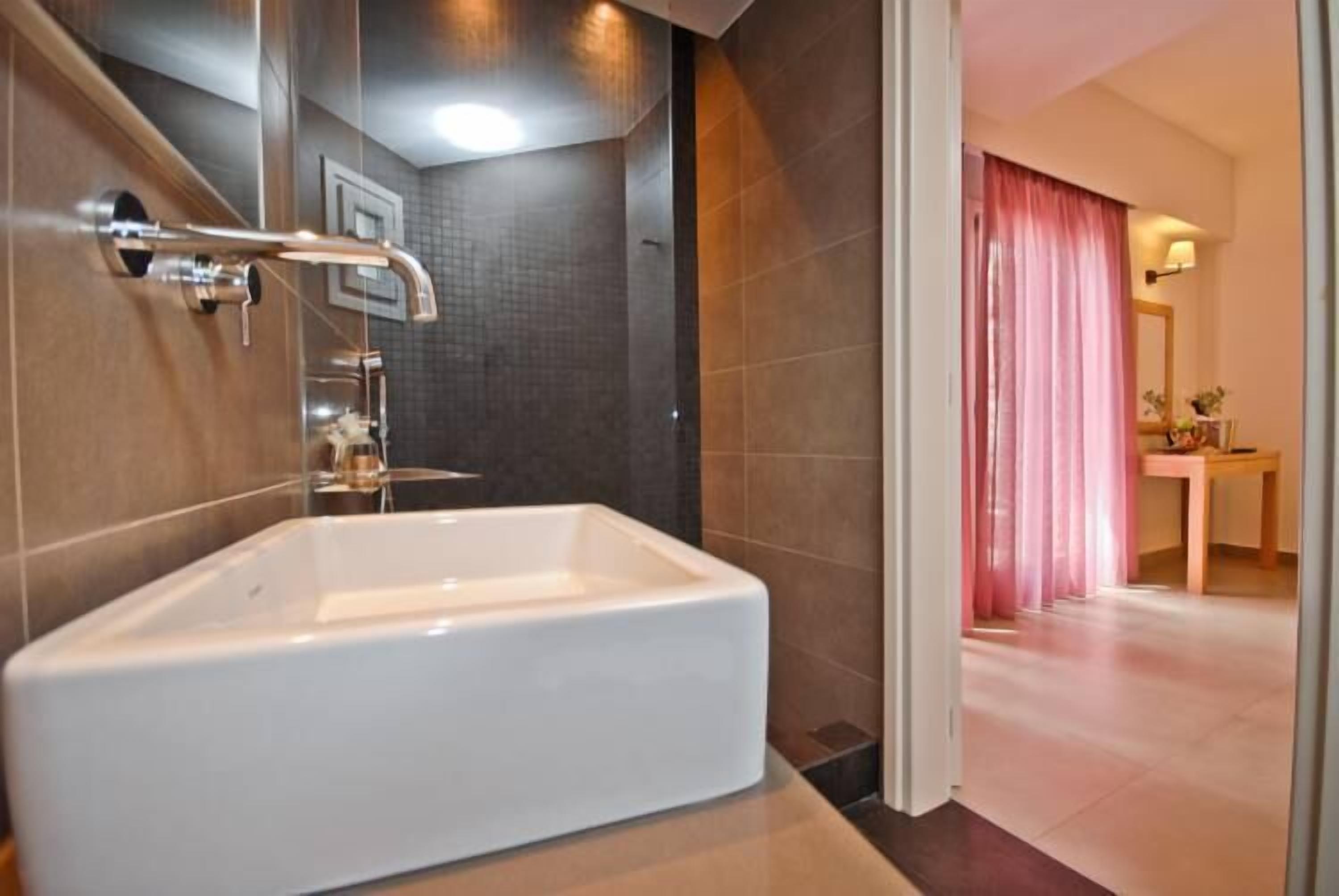 quadruple room | bathroom sink